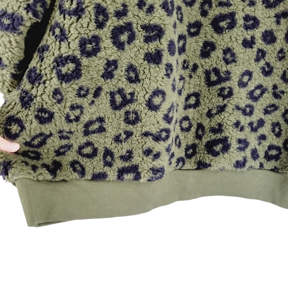 Workshop green and black leopard print plush sweater Size 2X - Picture 7 of 10